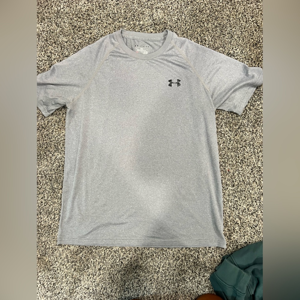 VGUC Under Armour Loose Fit T-Shirt, size Medium.